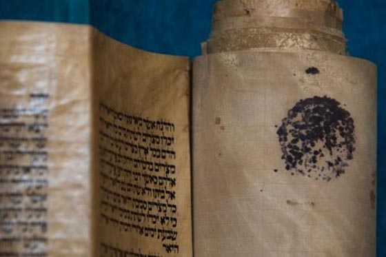  العراق غاضب واسرائيل تحتفل بتسريب نسخة التوراة العراقية اليها صورة رقم 7