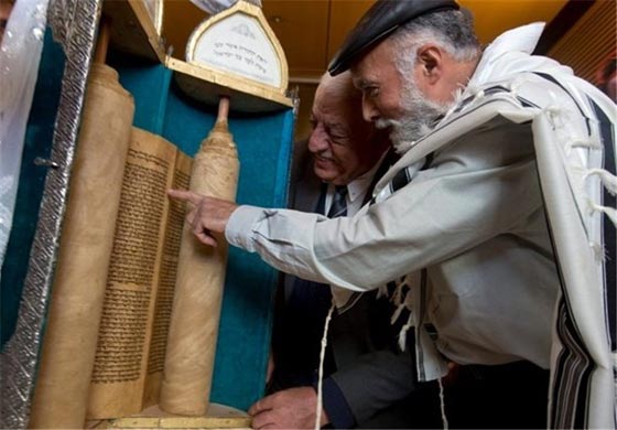  العراق غاضب واسرائيل تحتفل بتسريب نسخة التوراة العراقية اليها صورة رقم 2