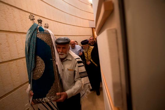  العراق غاضب واسرائيل تحتفل بتسريب نسخة التوراة العراقية اليها صورة رقم 4