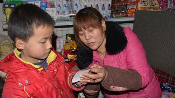 طفل فقير يقتطع من وجبة افطاره لشراء ورقة يانصيب تنقذ والده صورة رقم 1