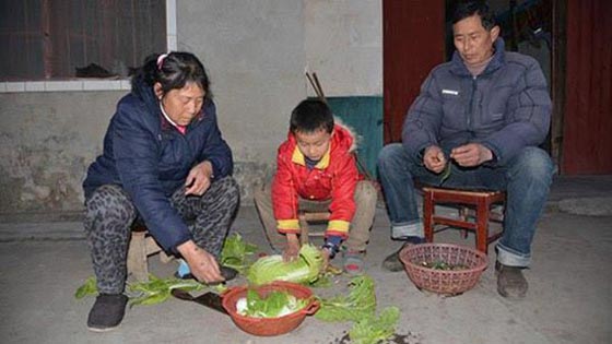 طفل فقير يقتطع من وجبة افطاره لشراء ورقة يانصيب تنقذ والده صورة رقم 2