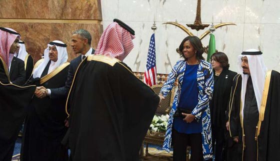 هكذا تصرفت ميشال اوباما خلال تقديمها التعازي بوفاة العاهل السعودي صورة رقم 1