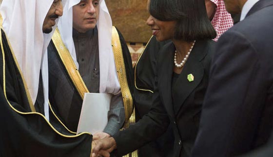 هكذا تصرفت ميشال اوباما خلال تقديمها التعازي بوفاة العاهل السعودي صورة رقم 4