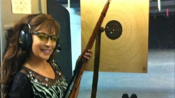 تاجرة سلاح تعادي المسلمين: انا الكافرة التي حذركم إمامكم منها! صورة رقم 2