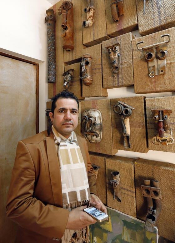 بالصور.. فنان عراقي يصنع من الأحذية والنفايات وجوه عناصر داعش صورة رقم 4