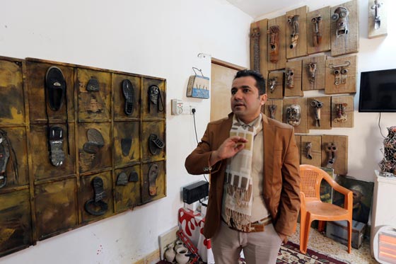 بالصور.. فنان عراقي يصنع من الأحذية والنفايات وجوه عناصر داعش صورة رقم 1