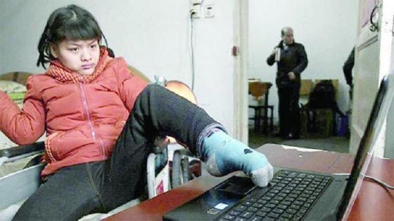 شابة تتحدى اعاقتها وتكتب رواية من 60 الف كلمة باصبع قدمها صورة رقم 1