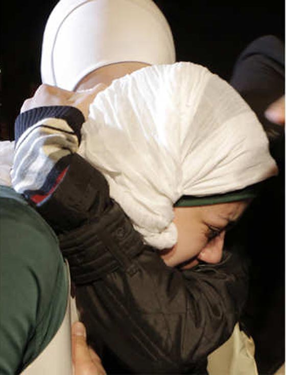 بالصور.. زوجة الطيار الأردني الأسير لدى داعش لا تتوقف عن البكاء صورة رقم 1