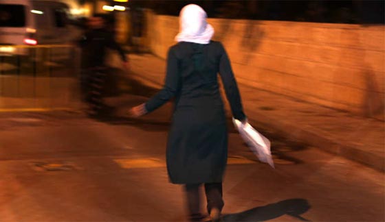 بالصور.. زوجة الطيار الأردني الأسير لدى داعش لا تتوقف عن البكاء صورة رقم 5