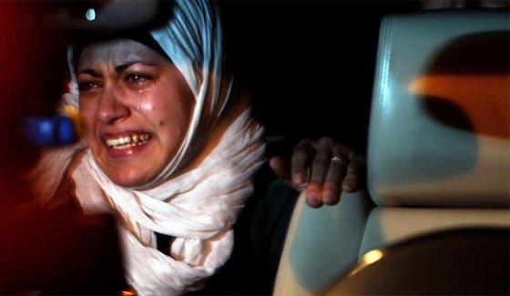 بالصور.. زوجة الطيار الأردني الأسير لدى داعش لا تتوقف عن البكاء صورة رقم 3