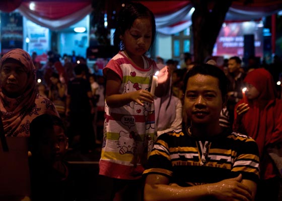 الطفلة لطفية حميد.. اولى ضحايا كارثة طيران آسيا 8501 صورة رقم 11