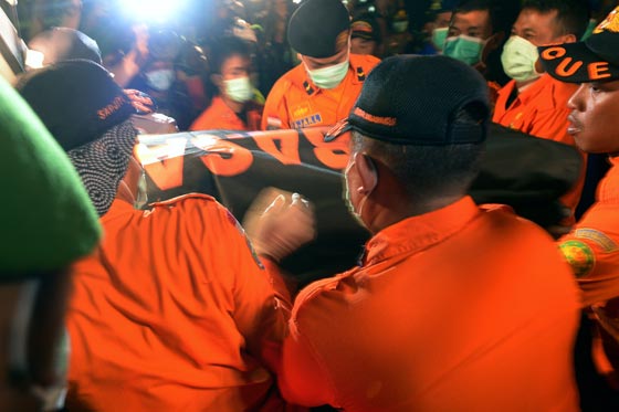 الطفلة لطفية حميد.. اولى ضحايا كارثة طيران آسيا 8501 صورة رقم 27