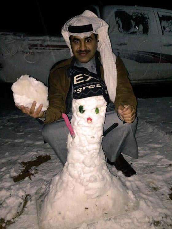  بالصور الثلوج تكسو السعودية وسعودي يؤدي الصلاة مع ابنائه في العراء  صورة رقم 2