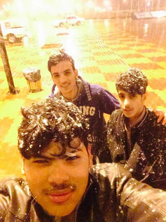  بالصور الثلوج تكسو السعودية وسعودي يؤدي الصلاة مع ابنائه في العراء  صورة رقم 3