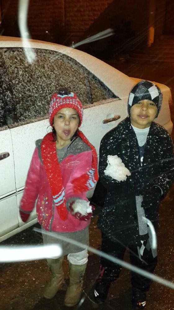  بالصور الثلوج تكسو السعودية وسعودي يؤدي الصلاة مع ابنائه في العراء  صورة رقم 5