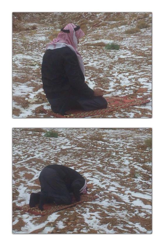  بالصور الثلوج تكسو السعودية وسعودي يؤدي الصلاة مع ابنائه في العراء  صورة رقم 6
