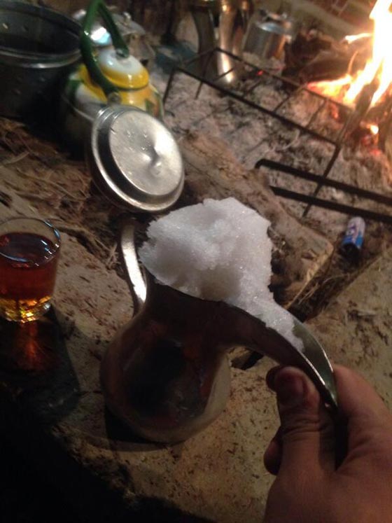  بالصور الثلوج تكسو السعودية وسعودي يؤدي الصلاة مع ابنائه في العراء  صورة رقم 8