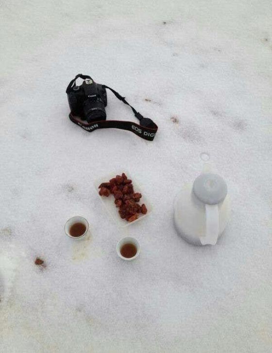  بالصور الثلوج تكسو السعودية وسعودي يؤدي الصلاة مع ابنائه في العراء  صورة رقم 9