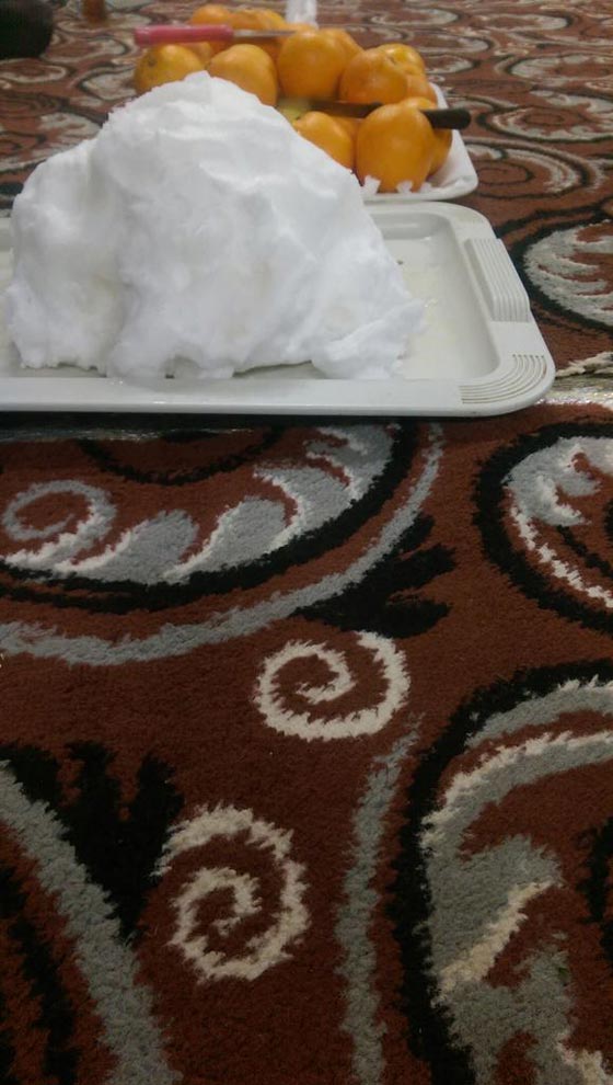  بالصور الثلوج تكسو السعودية وسعودي يؤدي الصلاة مع ابنائه في العراء  صورة رقم 10