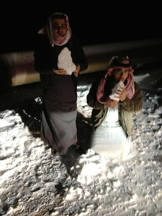  بالصور الثلوج تكسو السعودية وسعودي يؤدي الصلاة مع ابنائه في العراء  صورة رقم 11