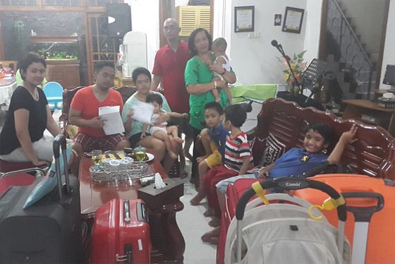 تقديم موعد رحلة طيران آسيا انقذ عائلة مؤلفة من 15 شخصا من الموت صورة رقم 1