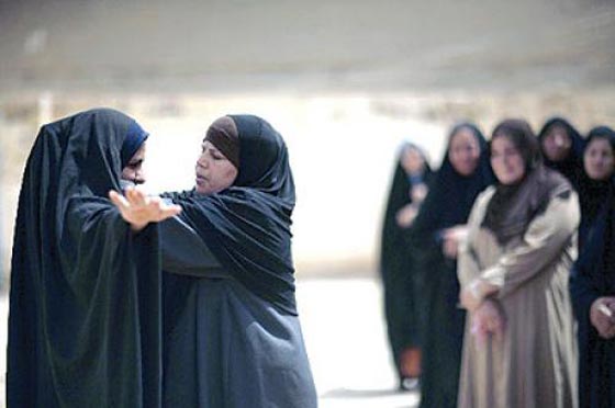 داعش يفرض النقاب على نساء الموصل بطريقة لا تخطر على بال.. صورة رقم 1