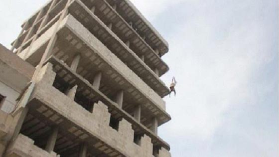 داعش يعدم رجلا بالقائه من اعلى عمارة بتهمة ممارسة اللواط صورة رقم 1