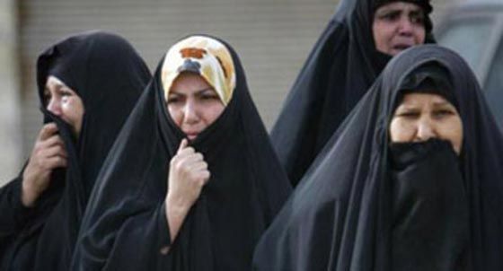 داعش يفرض النقاب على نساء الموصل بطريقة لا تخطر على بال.. صورة رقم 2