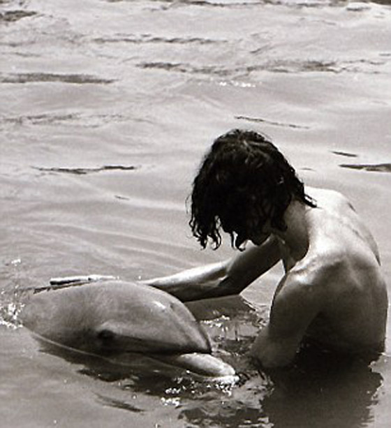 صداقته المتينة مع الدولفين أغرته لاقامة علاقة حميمة معه! صورة رقم 3