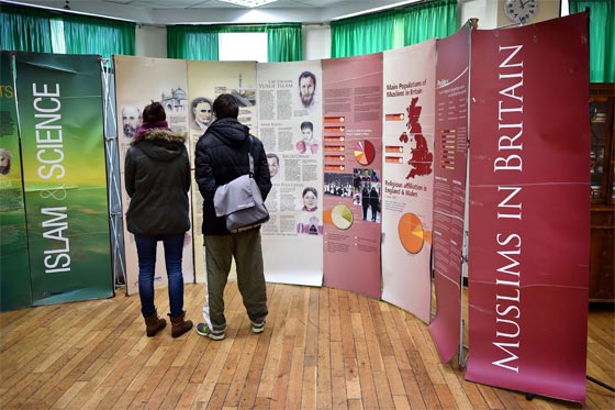  مسجد في لندن يفتح ابوابه لخلع الملابسف الناس على سماحة الاسلام  صورة رقم 5