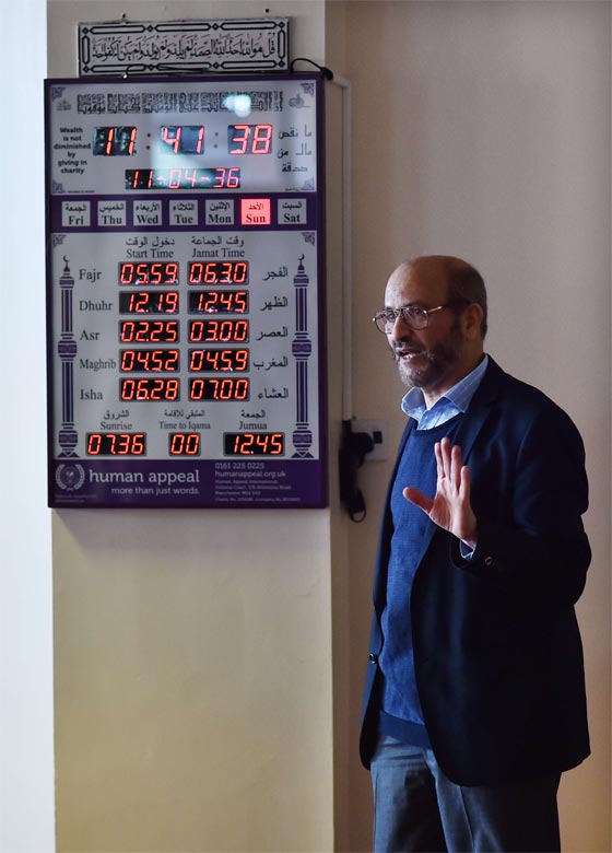  مسجد في لندن يفتح ابوابه لخلع الملابسف الناس على سماحة الاسلام  صورة رقم 11