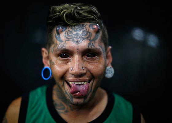 الشياطين البشرية تقيم مهرجانا خاصا في العاصمة الفنزويلية صورة رقم 9