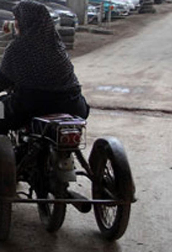  فيديو امرأة مصرية مسنة مبتورة الرجل تدير ساحة سيارات وتقول: الست اقوى من 100 رجل!” صورة رقم 3