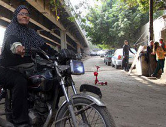  فيديو امرأة مصرية مسنة مبتورة الرجل تدير ساحة سيارات وتقول: الست اقوى من 100 رجل!” صورة رقم 1