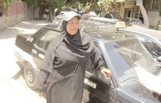  فيديو امرأة مصرية مسنة مبتورة الرجل تدير ساحة سيارات وتقول: الست اقوى من 100 رجل!” صورة رقم 2