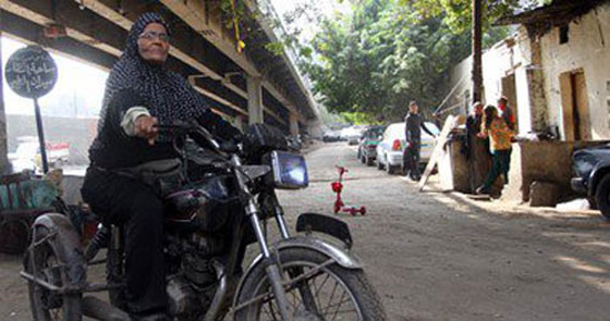  فيديو امرأة مصرية مسنة مبتورة الرجل تدير ساحة سيارات وتقول: الست اقوى من 100 رجل!” صورة رقم 5