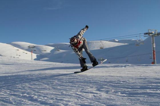 انقاذ متزلج مغامر بعد محاصرة الثلوج له مدة يومين صورة رقم 1