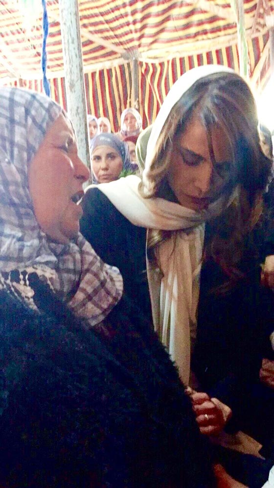 الملكة رانية تذرف دمعا يثير البريطانيين.. اين دموع اليزابيث؟ صورة رقم 2