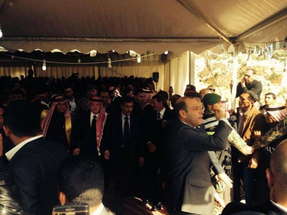 الملكة رانية تذرف دمعا يثير البريطانيين.. اين دموع اليزابيث؟ صورة رقم 4