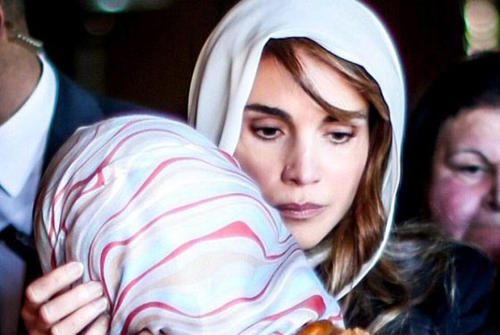 الملكة رانية تذرف دمعا يثير البريطانيين.. اين دموع اليزابيث؟ صورة رقم 1