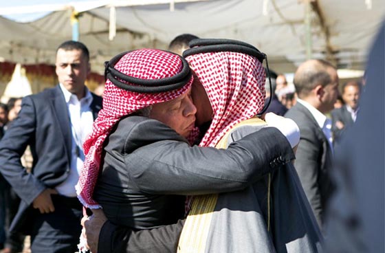 الملكة رانية تذرف دمعا يثير البريطانيين.. اين دموع اليزابيث؟ صورة رقم 6