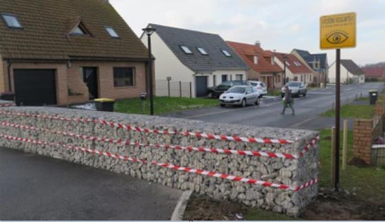 رئيس بلدية بفرنسا اراد منع السرقات فبنى جدارا في وسط الشارع صورة رقم 1