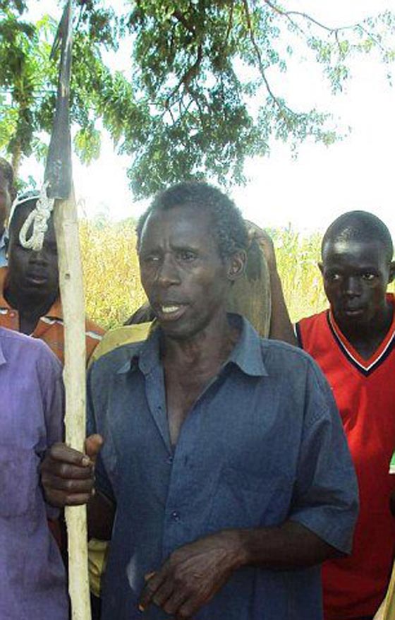  معركة الـ 90 دقيقة تنتهي بانتقام صياد من تمساح قتل زوجته وطفله صورة رقم 2