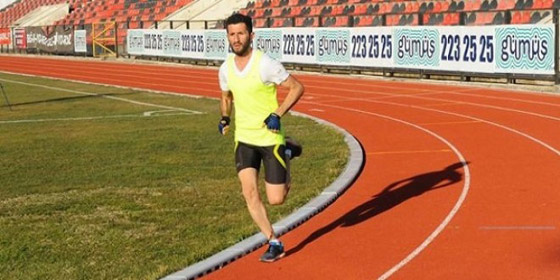 عداء تركي يعتزم التوجه الى مكة لاداء الحج جريا على الاقدام صورة رقم 2