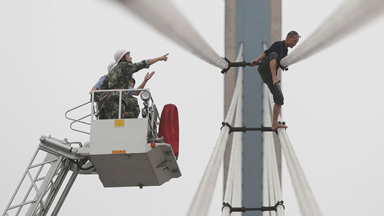 في مواجهة الموت.. لحظات الانتحار في الصين صورة رقم 1