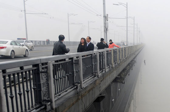 في مواجهة الموت.. لحظات الانتحار في الصين صورة رقم 4