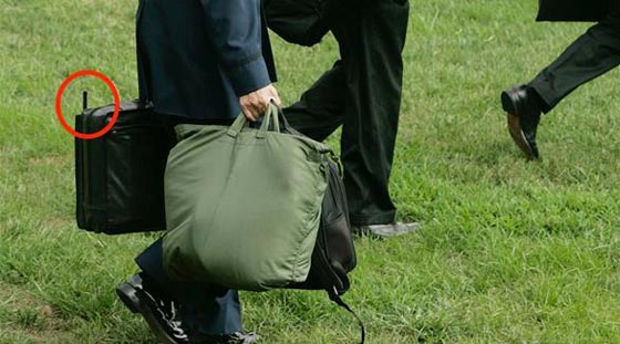 حقيبة سوداء ترافق اوباما تتيح له ضرب اي مكان بالعالم بالنووي في لحظة صورة رقم 4 حقيبة سوداء ترافق اوباما تتيح له ضرب اي مكان بالعالم بالنووي في لحظة صورة رقم 4