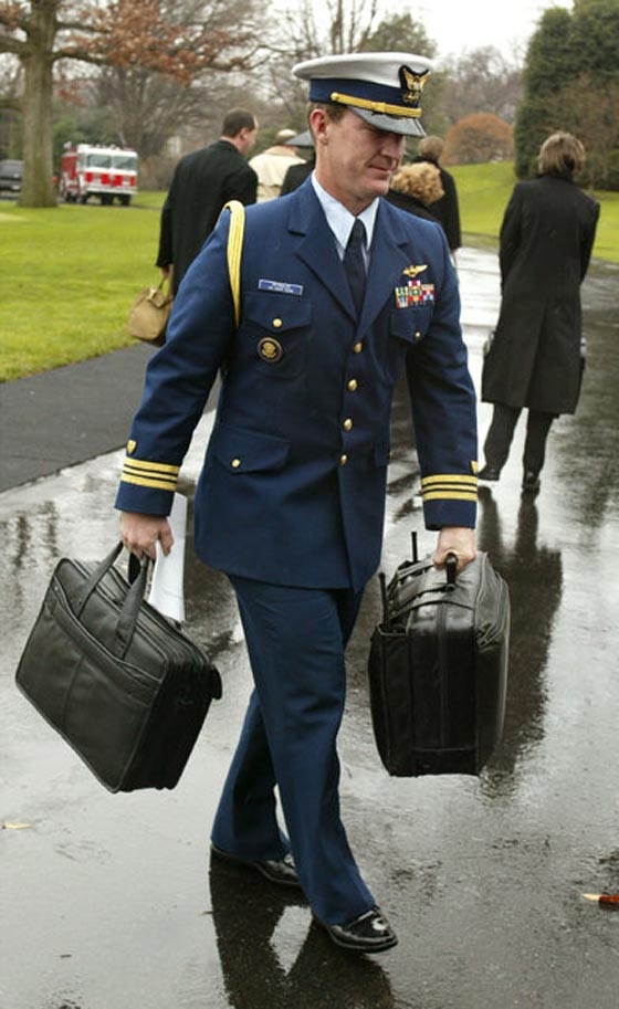 حقيبة سوداء ترافق اوباما تتيح له ضرب اي مكان بالعالم بالنووي في لحظة صورة رقم 1 حقيبة سوداء ترافق اوباما تتيح له ضرب اي مكان بالعالم بالنووي في لحظة صورة رقم 1