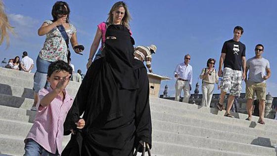 الرئيس الكندي يعترض على قرار محكمة بشأن النقاب عند التنوع صورة رقم 4