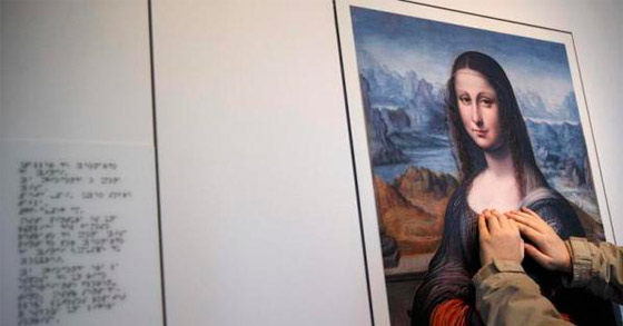 لوحة الموناليزا في معرض لفاقدي البصر صورة رقم 1 لوحة الموناليزا في معرض لفاقدي البصر صورة رقم 1